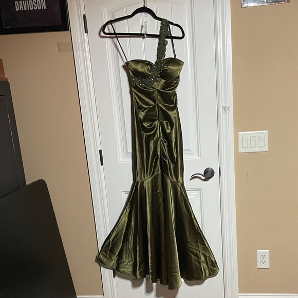 Xscape (4) Elegant Mermaid Long Green Dress with 1 L Shoulder strap embellished - Picture 16 of 16